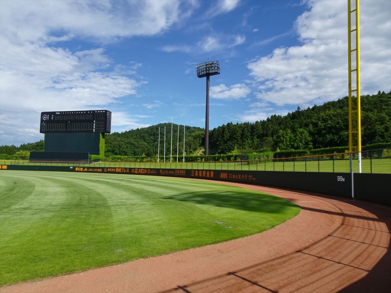 三条パール金属スタジアム – ナショナル・スタジアム・ツアーズ