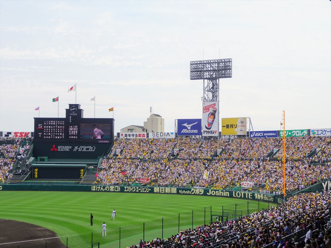 甲子園球場の外野席のファンの様子